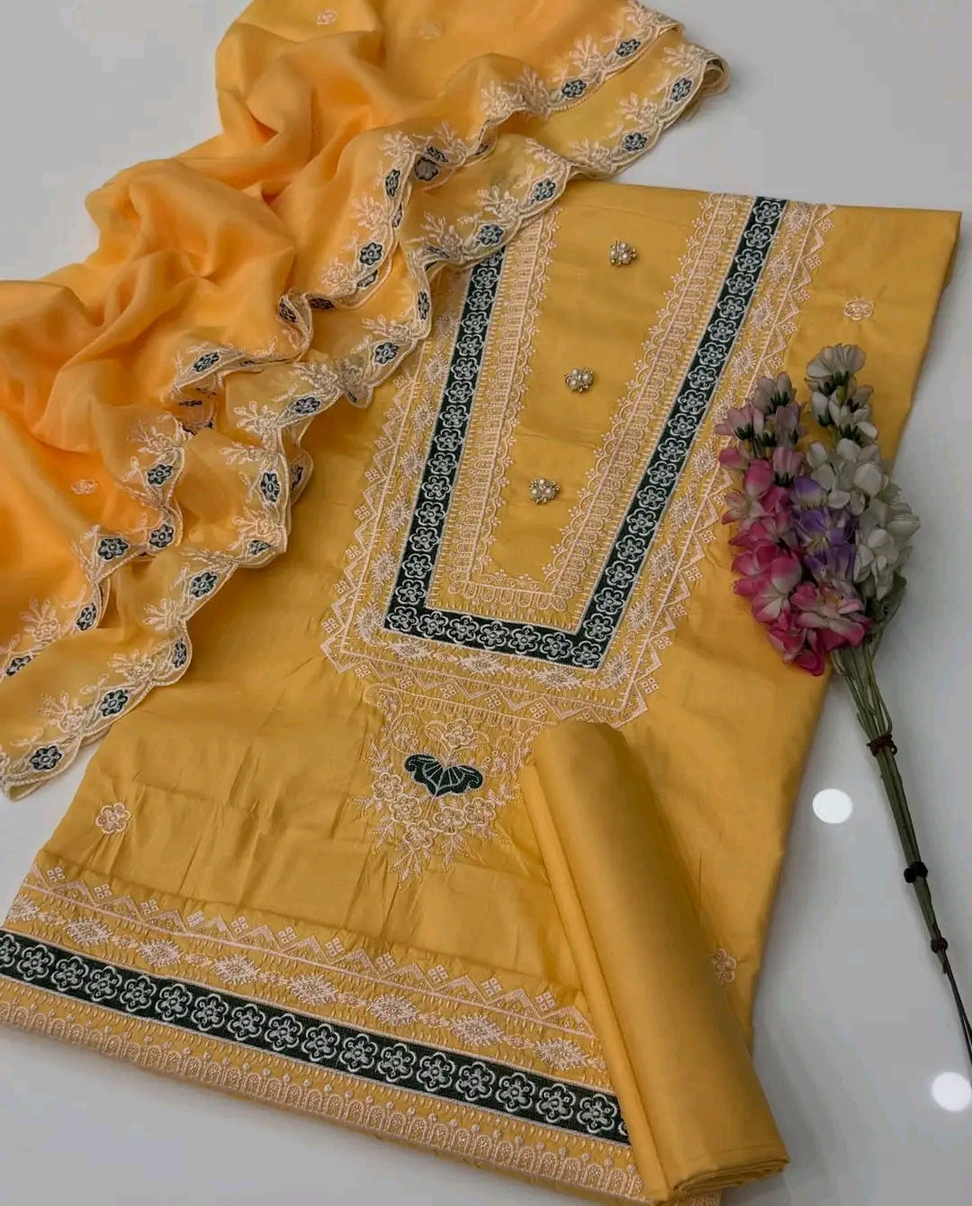 Zaari Embroidery Lawn 3pc