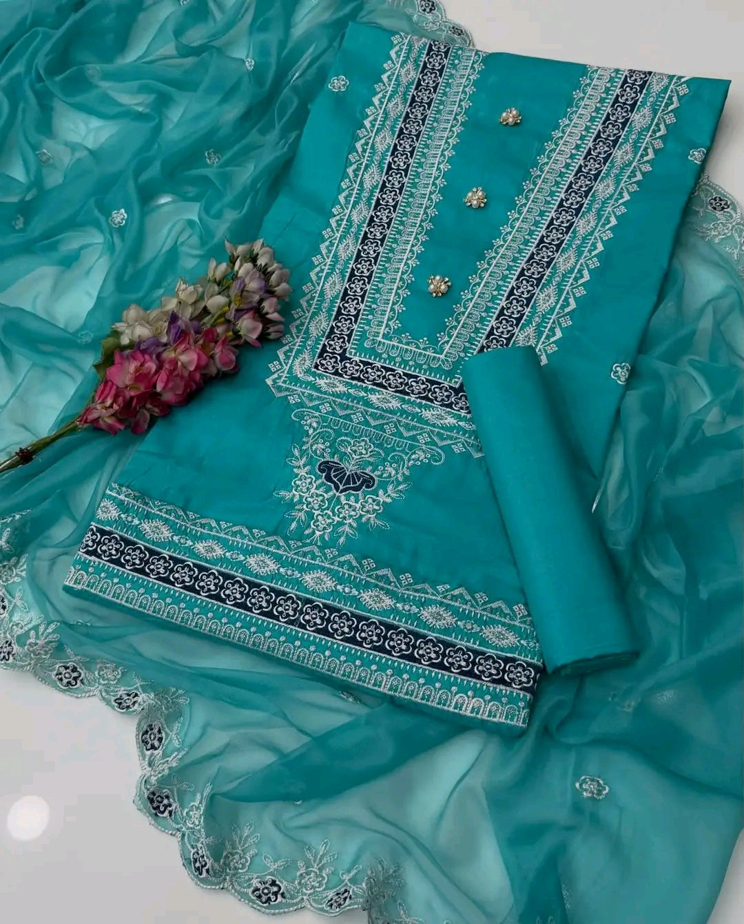 Zaari Embroidery Lawn 3pc